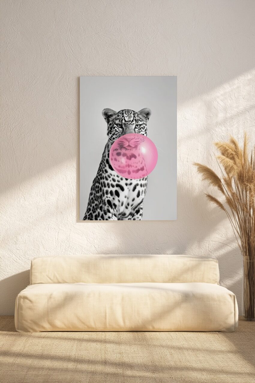 Poster mit einem schwarz-weißen Leopard, der eine große rosafarbene Kaugummiblase vor dem Mund hat, minimalistische Tierillustration in Schwarz-Weiß mit Pink