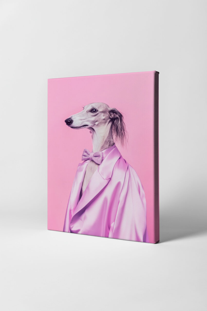 Poster mit Porträt eines Windhunds im lilafarbenen Satinanzug und Fliege vor rosa Hintergrund, moderner Hundekunst