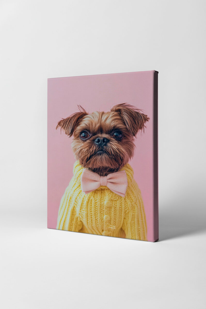 Poster mit Hund in gelbem Strickpullover und rosafarbener Fliege vor rosa Hintergrund, tierisches Porträtfoto