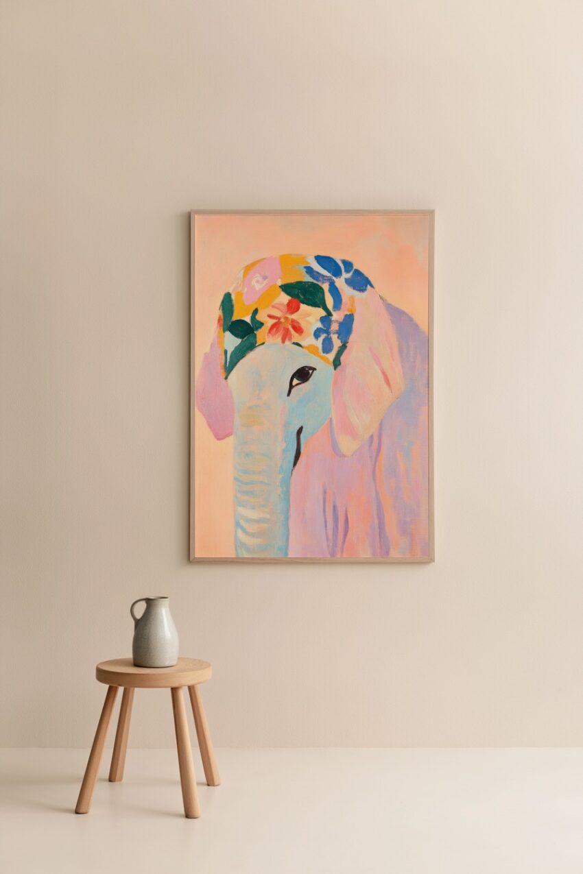 Poster mit Elefantenporträt und bunter Blumenmütze in pastellfarbenem, kindlichen Stil als dekorativer Kunstdruck