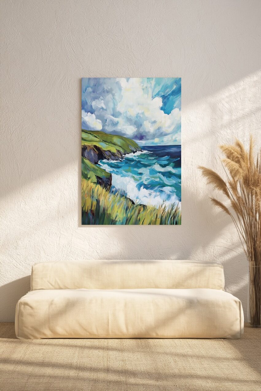 Kunstdruck mit einer grünen Küste, felsigen Klippen und weißen Wellen unter einem wolkigen Himmel in Blau- und Grüntönen