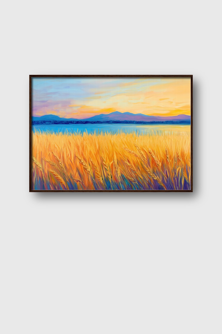 Poster Kornfeld im Abendlicht mit Sonnenuntergangshimmel, natürlicher Landschaftskunstdruck mit warmen Gelb- und Blauakzenten