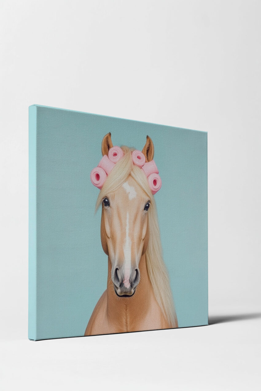 Fotografie Poster Pferd mit Lockenwicklern hell blau