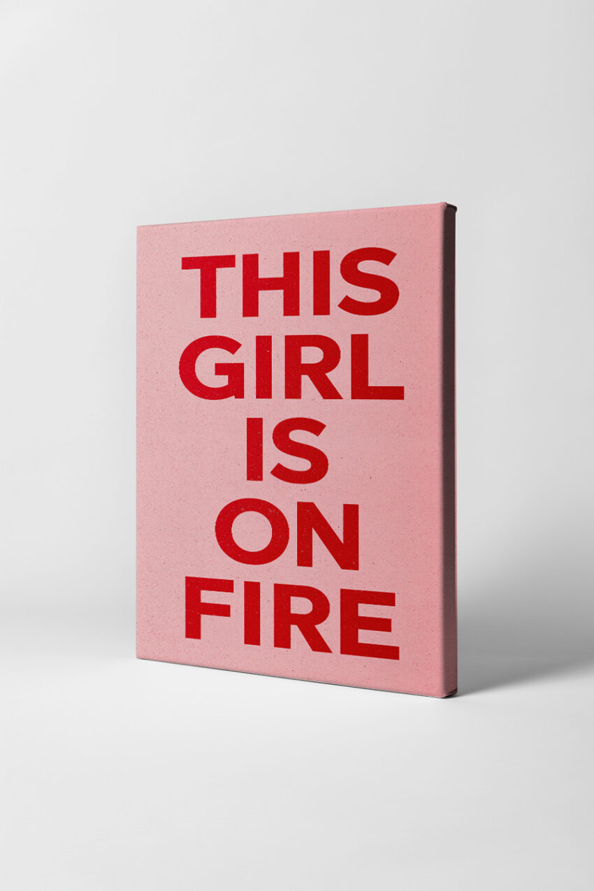 Grafik Poster Schriftzug This Girl Is On Fire rot rosa minimalistisch