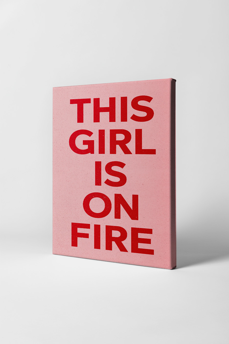 Grafik Poster Schriftzug This Girl Is On Fire rot rosa minimalistisch