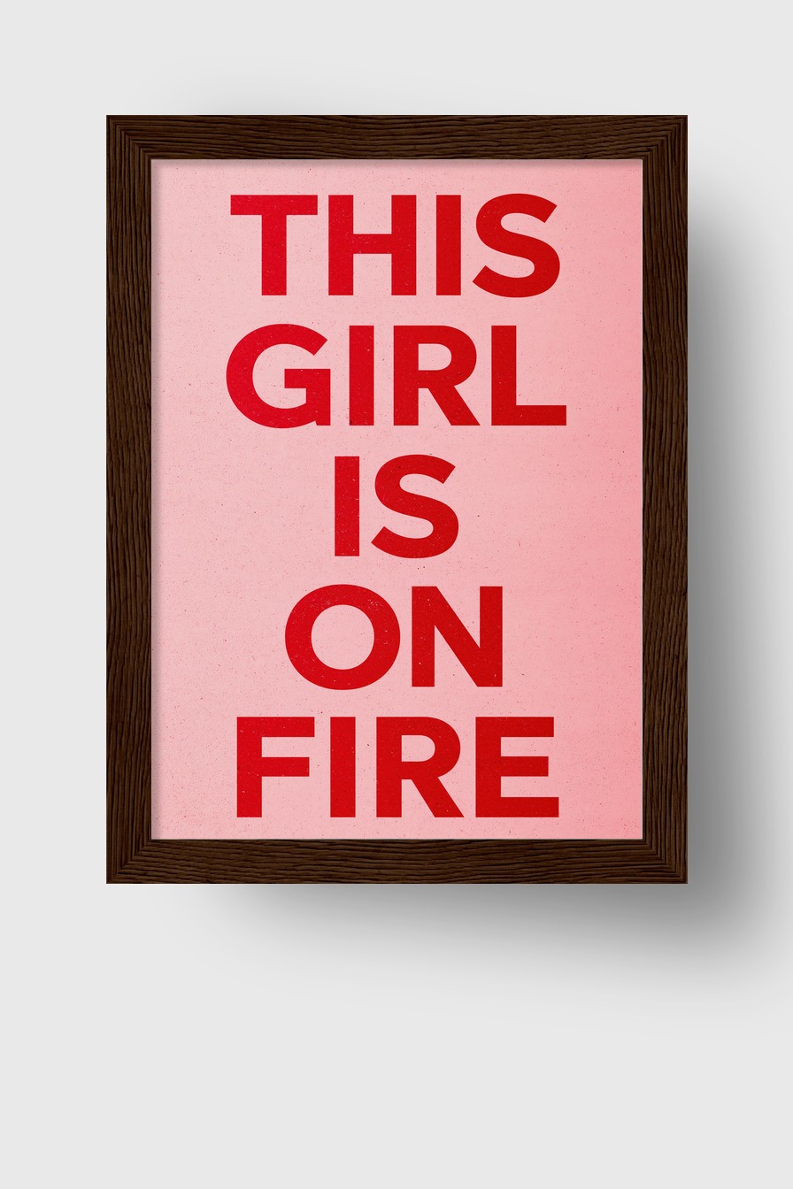 Grafik Poster Schriftzug This Girl Is On Fire rot rosa minimalistisch