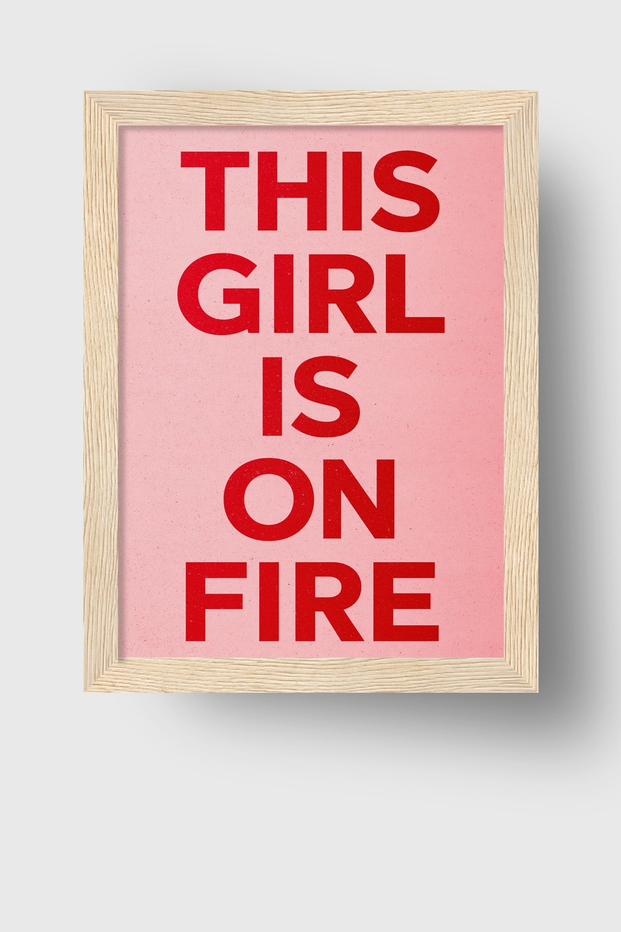 Grafik Poster Schriftzug This Girl Is On Fire rot rosa minimalistisch