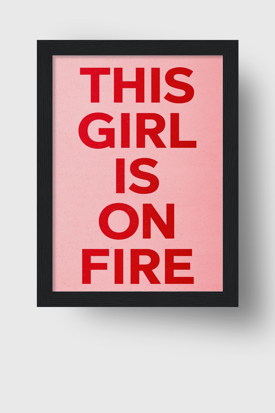 Grafik Poster Schriftzug This Girl Is On Fire rot rosa minimalistisch