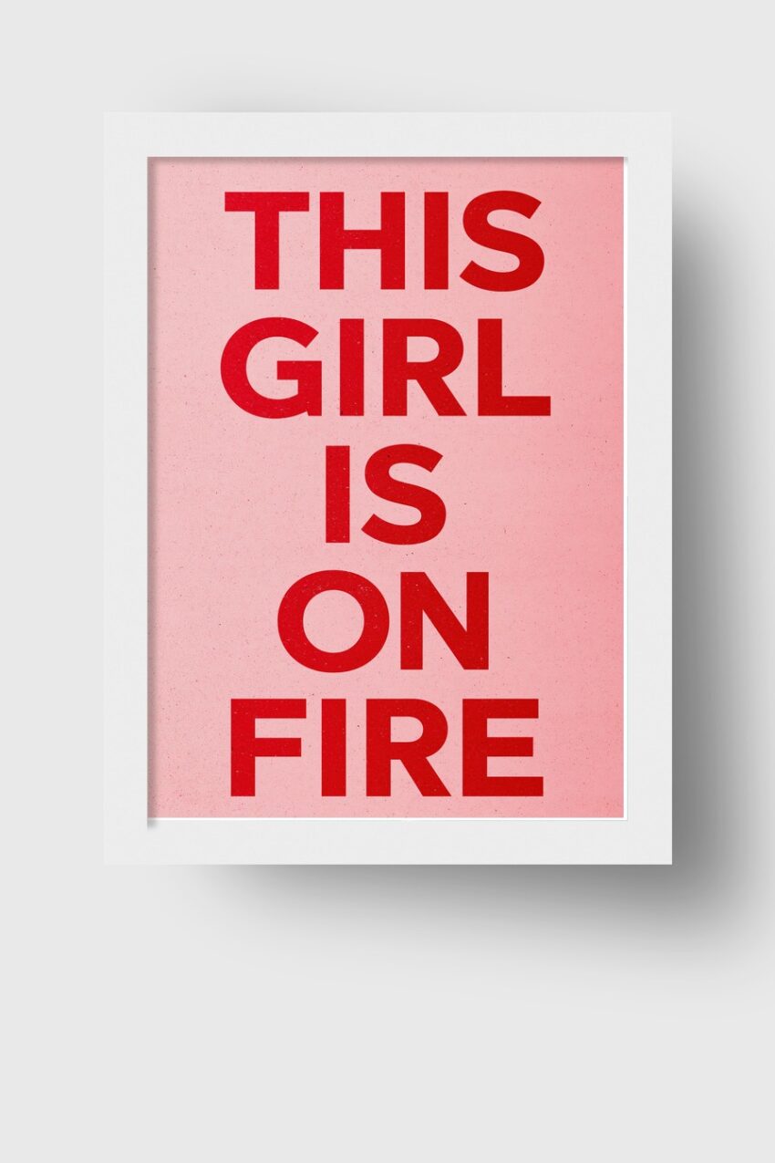 Grafik Poster Schriftzug This Girl Is On Fire rot rosa minimalistisch