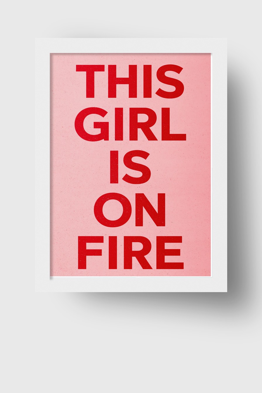Grafik Poster Schriftzug This Girl Is On Fire rot rosa minimalistisch
